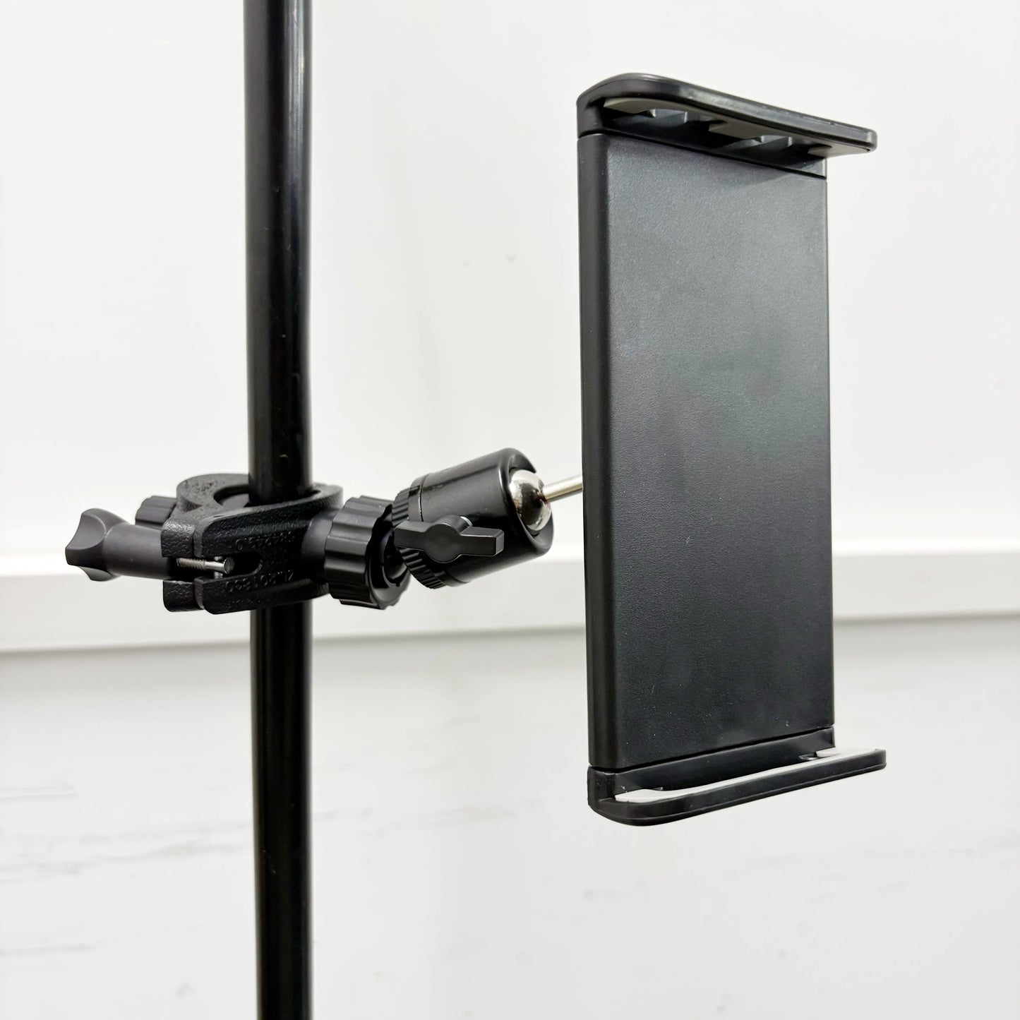 4.7-13.5" Tablet and Smartphones holder for Microphone Stand with 360-Degree Rotable Swivel Mount for Music Sheet Live Streaming